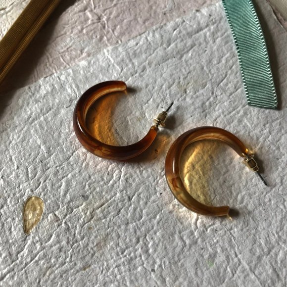 $15 ๐ 2 For $20 Vintage Style Acrylic Hoop Earrings - Picture 3 of 6